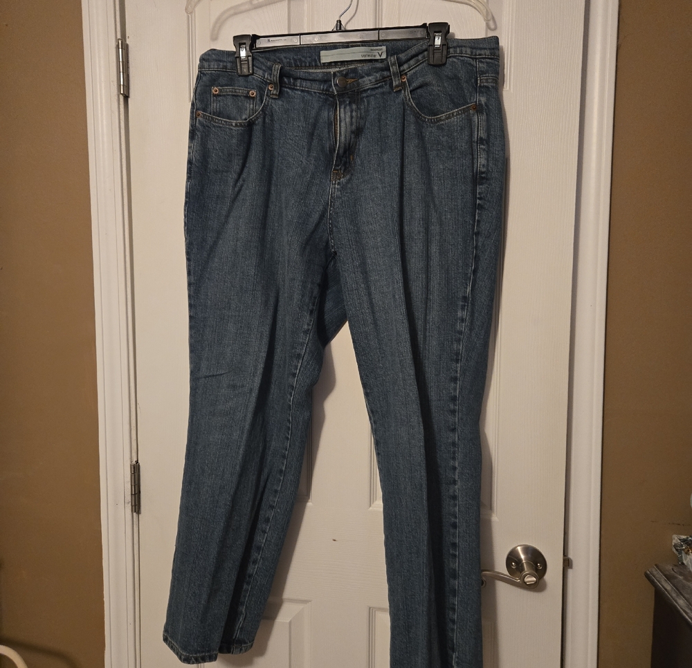 Classic Women's Straight-Leg Jeans in Medium Blue